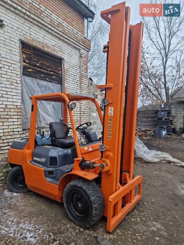 Вилочный погрузчик Toyota 02-7FGK40 2004 в Киеве фото 2 Вилочный погрузчик Toyota 02-7FGK40 2004 в Киеве