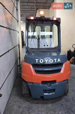 Вилочный погрузчик Toyota 02-8FDF 2017 в 