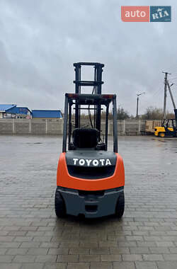 Вилочный погрузчик Toyota 02-8FG25 2015 в 