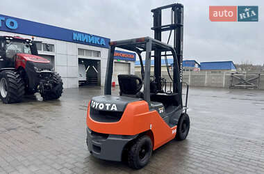 Вилочный погрузчик Toyota 02-8FG25 2015 в 