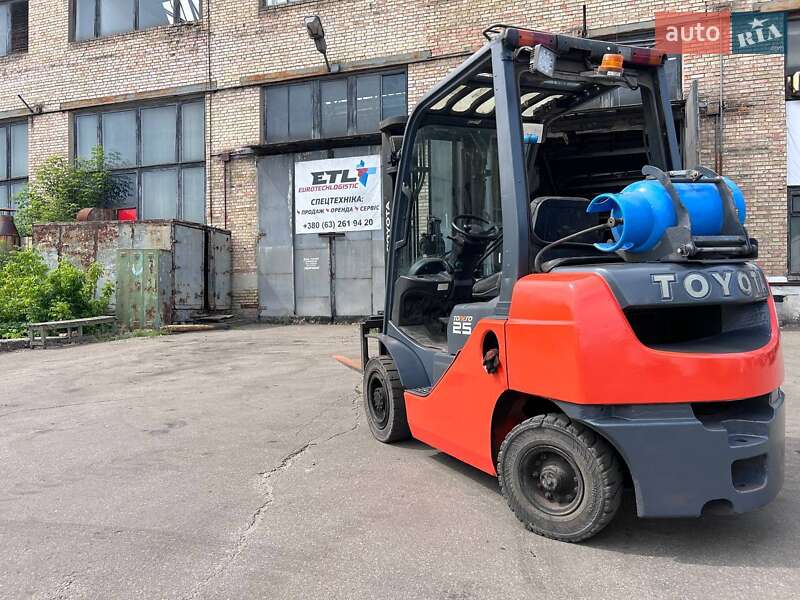Вилочний навантажувач Toyota 02-8FG25 2010 в Києві