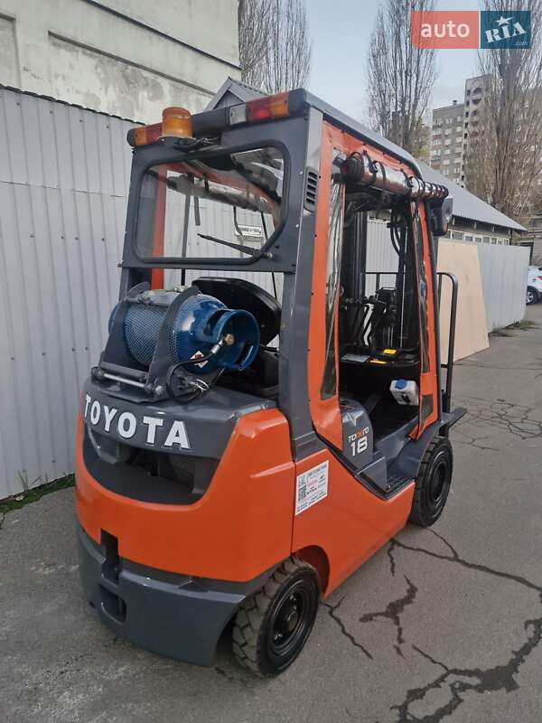 Вилочный погрузчик Toyota 02-8FGF18 2017 в Киеве