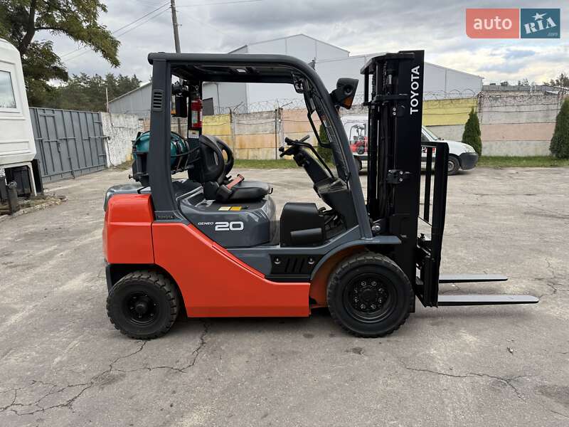 Вилочный погрузчик Toyota 02-8FGF20 2012 в Киеве