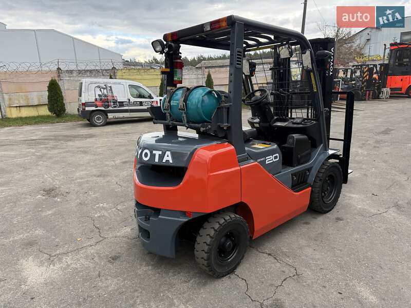 Вилочный погрузчик Toyota 02-8FGF20 2012 в Киеве
