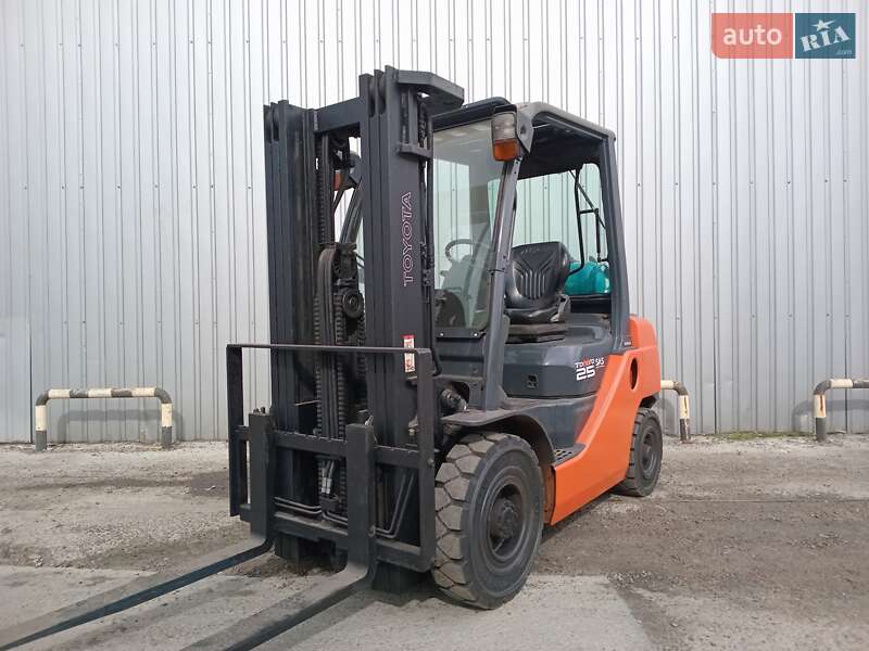 Вилочный погрузчик Toyota 02-8FGF25 2013 в Киеве