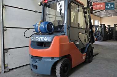 Вилочный погрузчик Toyota 02-8FGF25 2017 в 