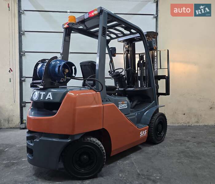 Вилочний навантажувач Toyota 02-8FGF25 2015 в Києві