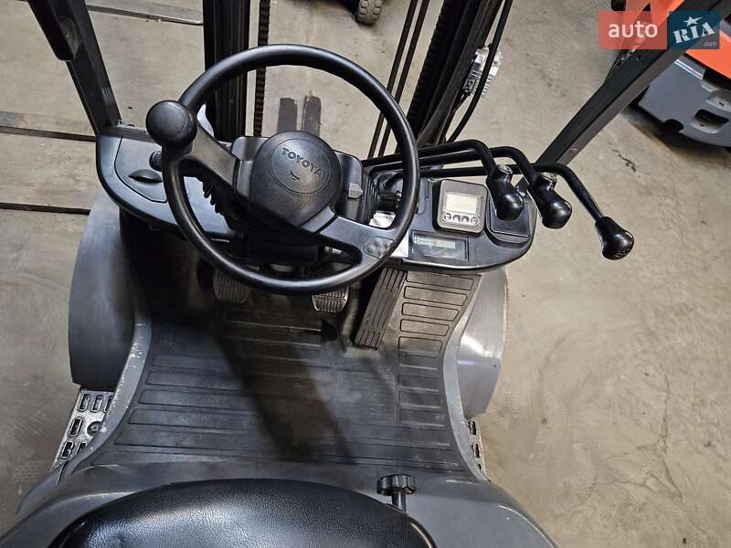 Вилочный погрузчик Toyota 02-8FGF25 2014 в Киеве