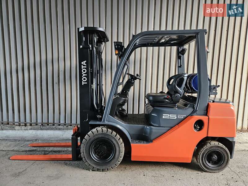Вилочный погрузчик Toyota 02-8FGF25 2018 в Киеве