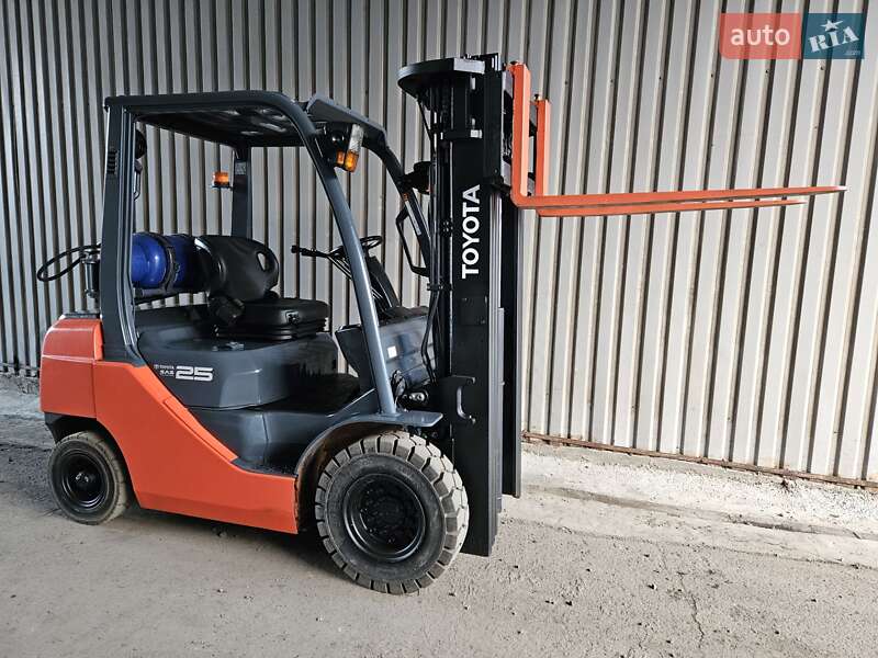 Вилочный погрузчик Toyota 02-8FGF25 2018 в Киеве