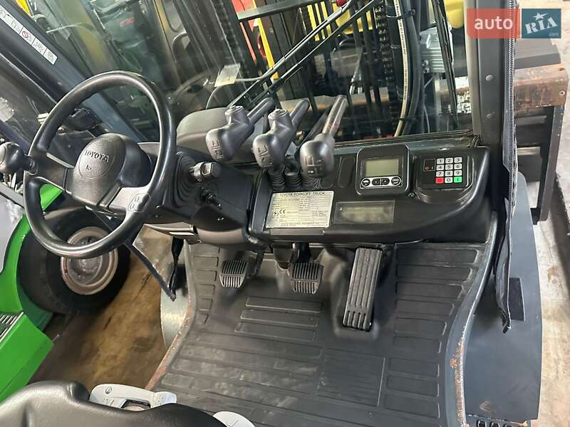 Вилочный погрузчик Toyota 02-8FGF25 2015 в Львове