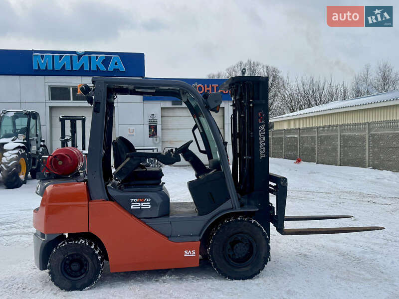 Вилочный погрузчик Toyota 02-8FGF25 2015 в Радомышле