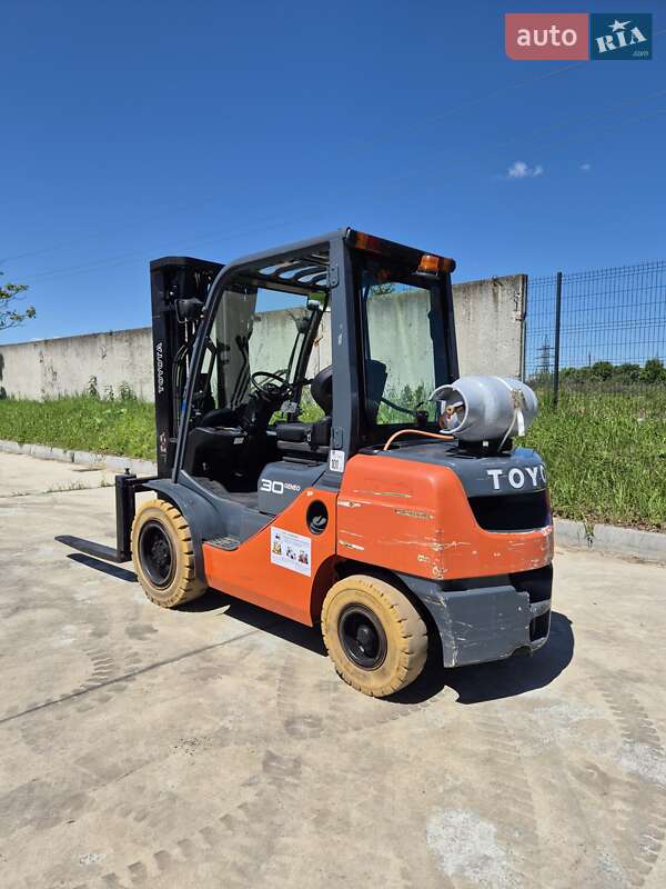Вилочный погрузчик Toyota 02-8FGF30 2008 в Пустомытах