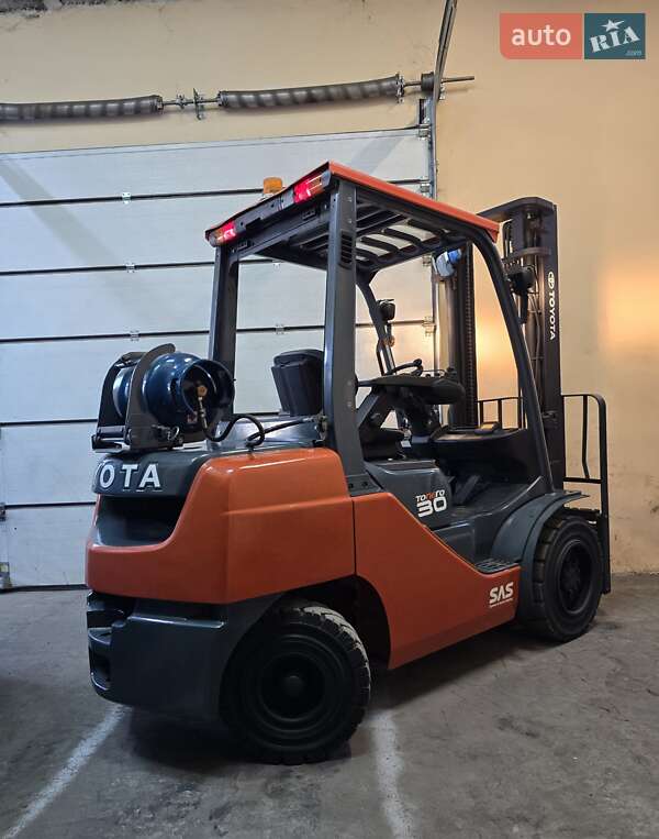 Вилочный погрузчик Toyota 02-8FGF30 2008 в Киеве