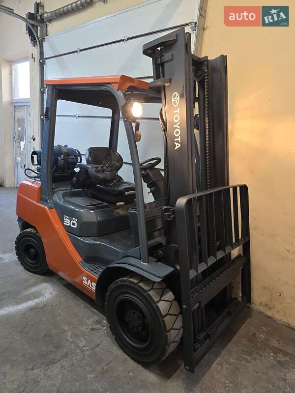 Вилочный погрузчик Toyota 02-8FGF30 2008 в Киеве