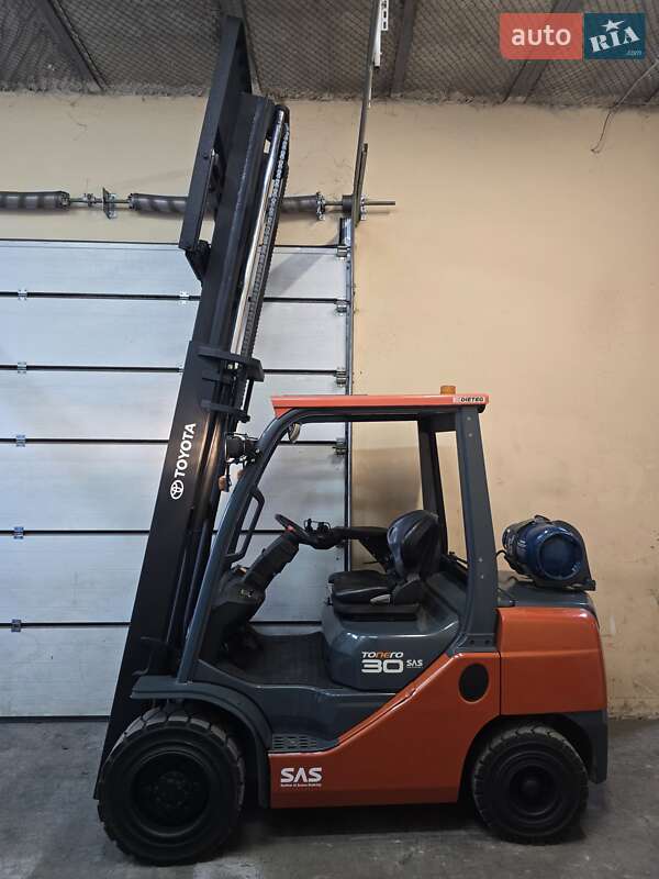 Вилочный погрузчик Toyota 02-8FGF30 2008 в Киеве