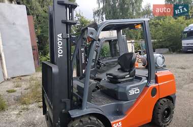 Вилочный погрузчик Toyota 02-8FGF30 2015 в Львове