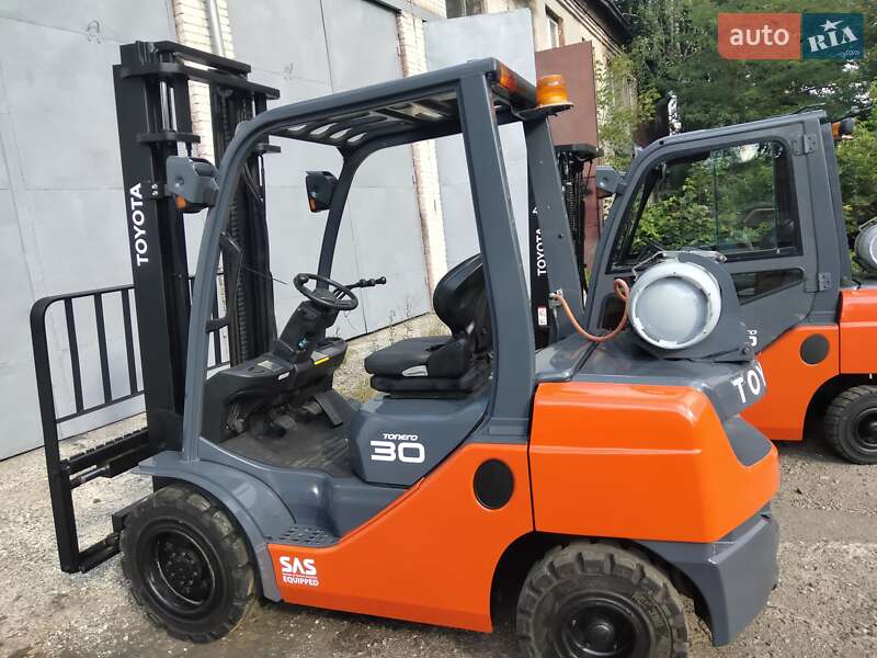 Вилочний навантажувач Toyota 02-8FGF30 2015 в Львові