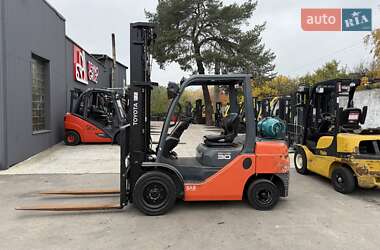 Вилочный погрузчик Toyota 02-8FGF30 2015 в Киеве
