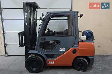 Вилочный погрузчик Toyota 02-8FGJF35 2014 в Киеве