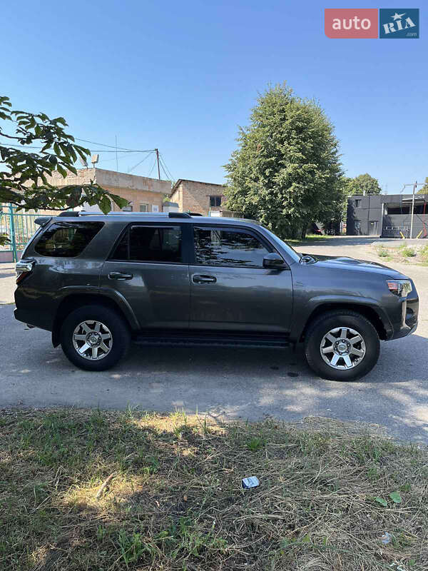 Внедорожник / Кроссовер Toyota 4Runner 2015 в Лубнах