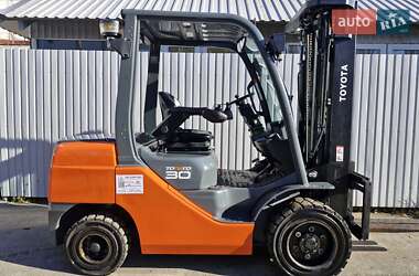 Вилочный погрузчик Toyota 52-8FDF30 2016 в Киеве