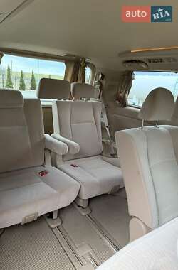Мінівен Toyota Alphard 2010 в 