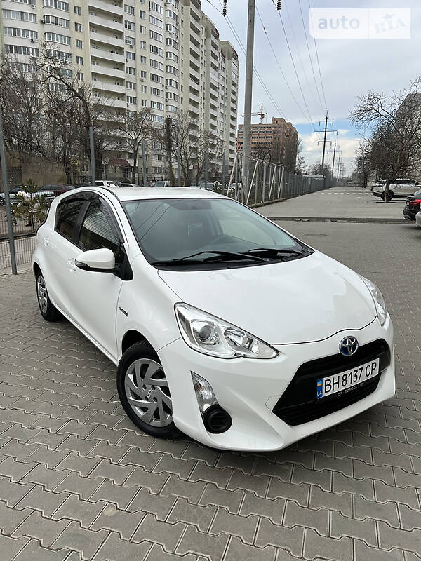 Хэтчбек Toyota Aqua 2015 в Одессе