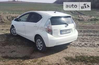 Хэтчбек Toyota Aqua 2012 в 