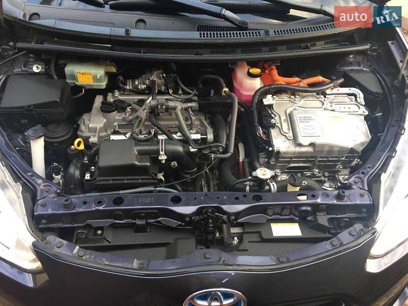 Хетчбек Toyota Aqua 2015 в Кривому Розі