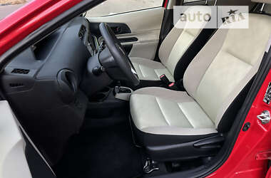 Хэтчбек Toyota Aqua 2014 в 