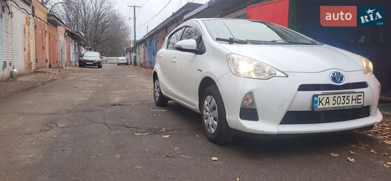 Хэтчбек Toyota Aqua 2014 в Вишневом