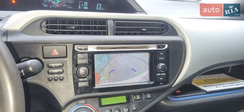 Хэтчбек Toyota Aqua 2014 в Вишневом