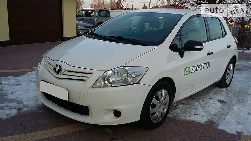 Хэтчбек Toyota Auris 2011 в 