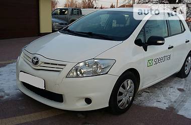 Хэтчбек Toyota Auris 2011 в 