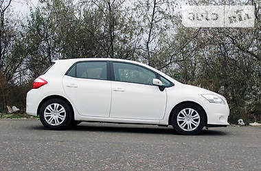 Хетчбек Toyota Auris 2011 в 
