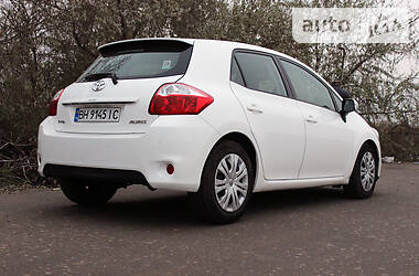 Хетчбек Toyota Auris 2011 в 