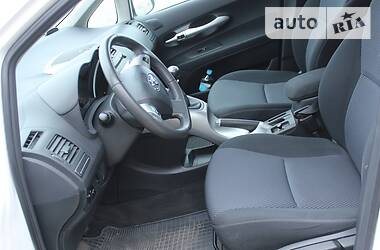Хетчбек Toyota Auris 2011 в 