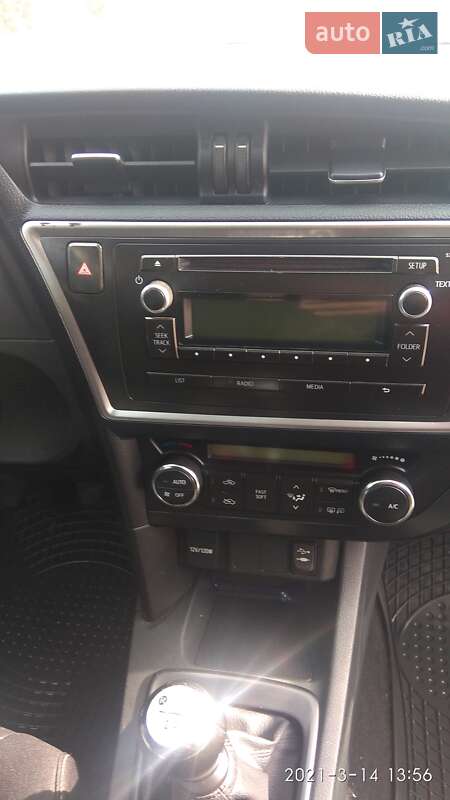 Універсал Toyota Auris 2014 в Івано-Франківську