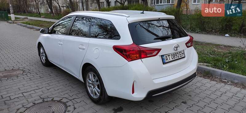 Універсал Toyota Auris 2014 в Івано-Франківську