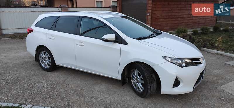 Універсал Toyota Auris 2014 в Івано-Франківську