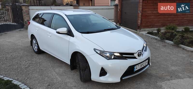 Універсал Toyota Auris 2014 в Івано-Франківську