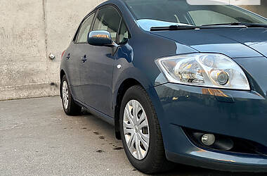 Хэтчбек Toyota Auris 2007 в Вишневом