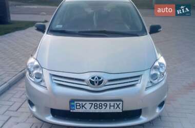 Хэтчбек Toyota Auris 2011 в Вознесенске