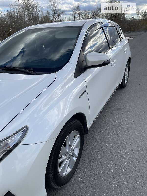 Хэтчбек Toyota Auris 2013 в Каменском