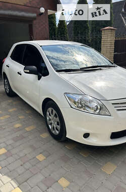 Хэтчбек Toyota Auris 2012 в 