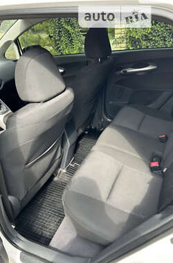 Хэтчбек Toyota Auris 2012 в 