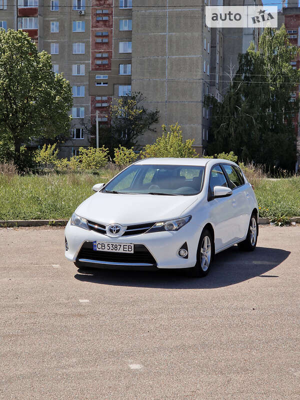 Хэтчбек Toyota Auris 2015 в Чернигове