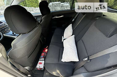 Хэтчбек Toyota Auris 2011 в 