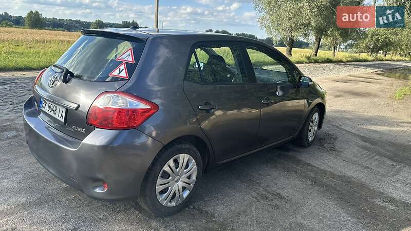 Хэтчбек Toyota Auris 2010 в Остроге